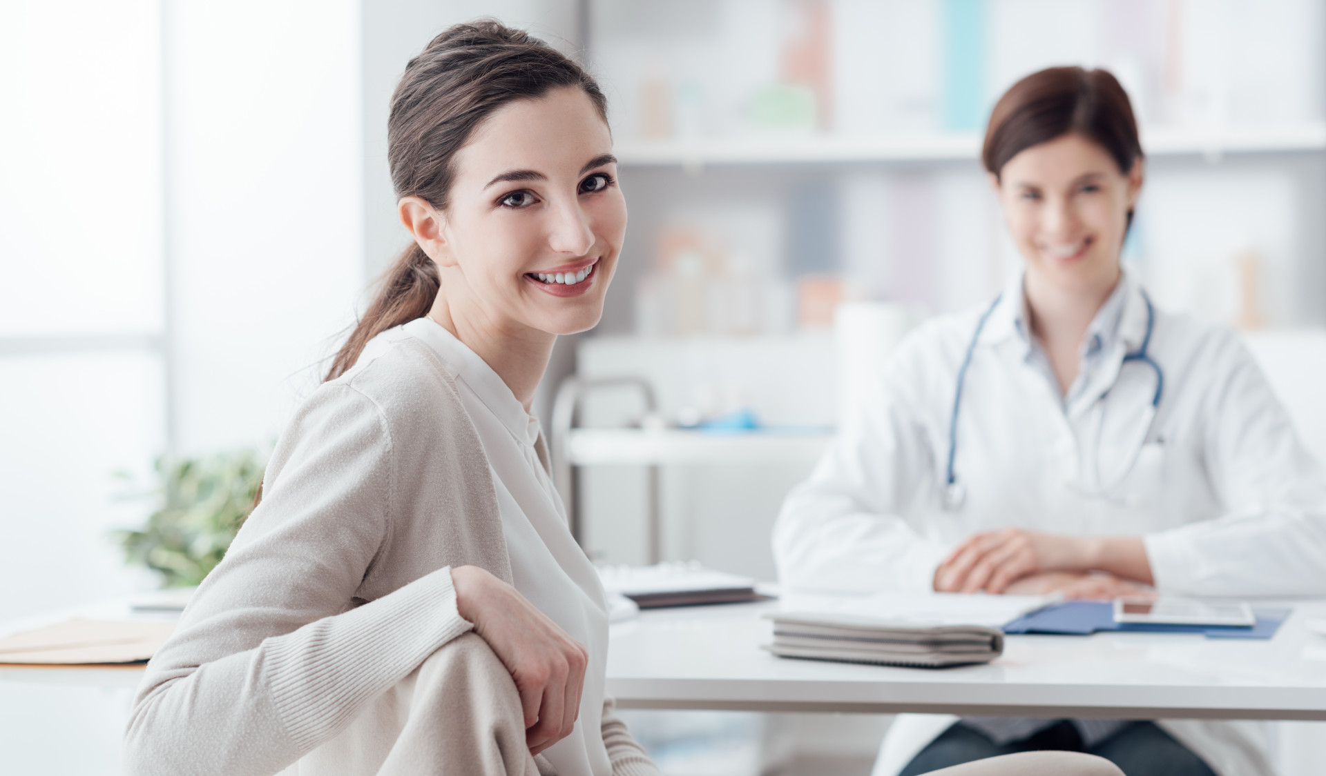 Bild einer lachenden Heilpraktikerin und einer Patientin