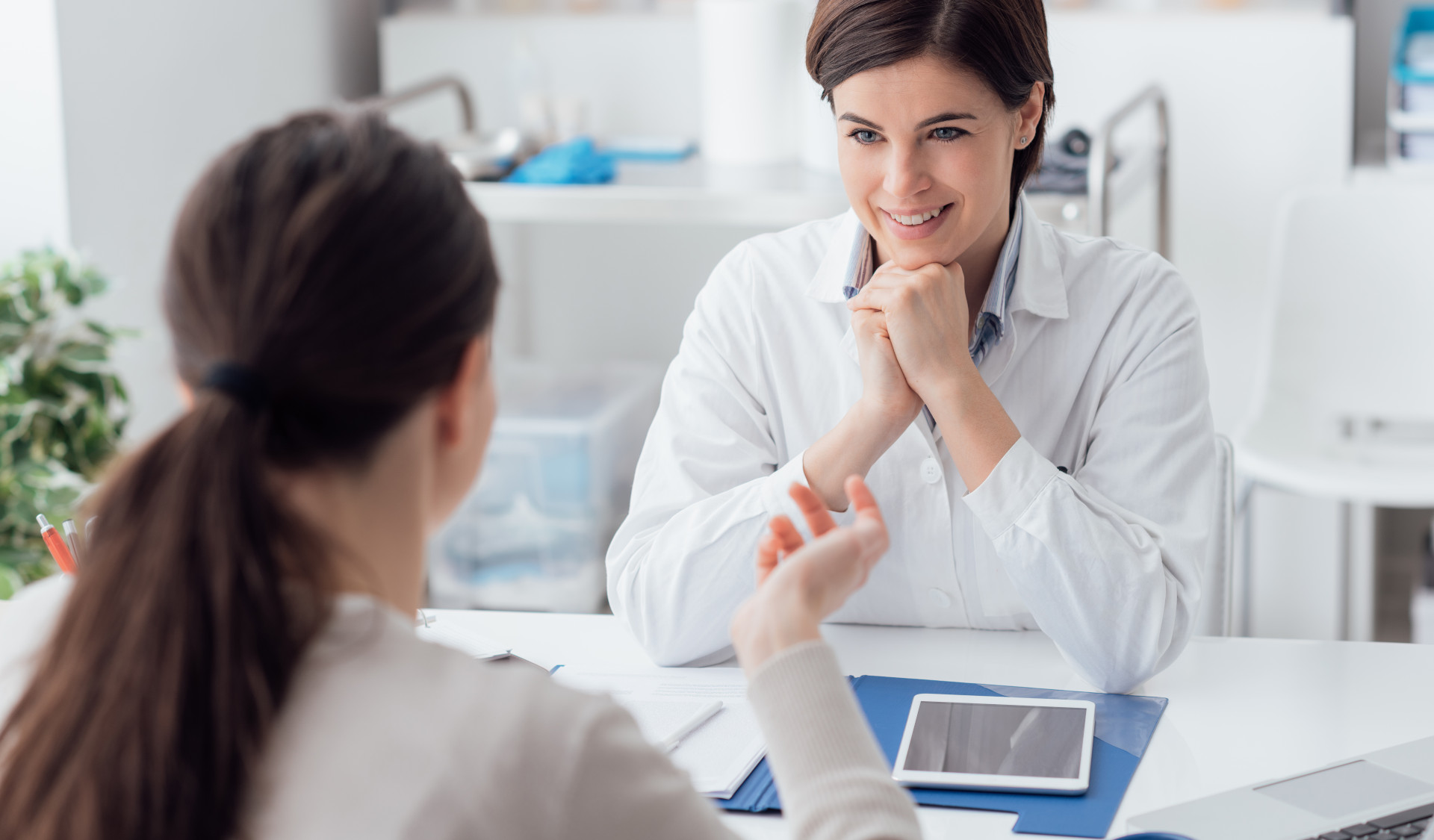 Bild einer lachenden Ärztin und einer Patientin