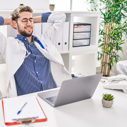 Ein Heilpraktiker, der sich entspannt.